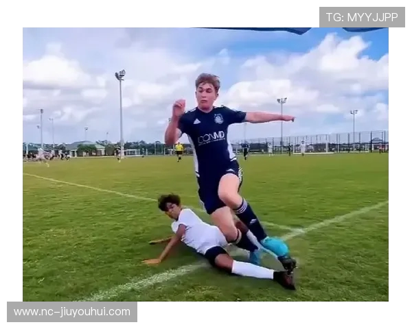 从力量与技巧看足球跨步铲球动作的运动机理与防守艺术